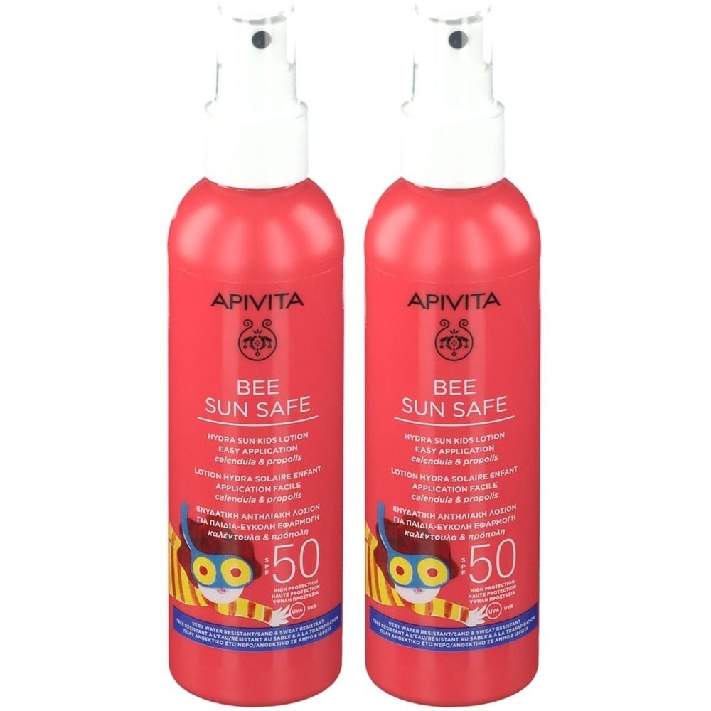 Twee rode flessen met witte spraykop. Opschrift: Apivita Bee Sun Safe, SPF 50. Opdruk: Hydra Sun Kids Lotion, Calendula & Propolis.