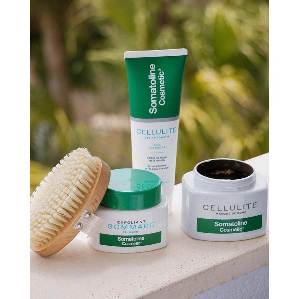 Diverse cosmetische producten: peeling, crème, borstel. Opschrift: Somatoline Cosmetic.