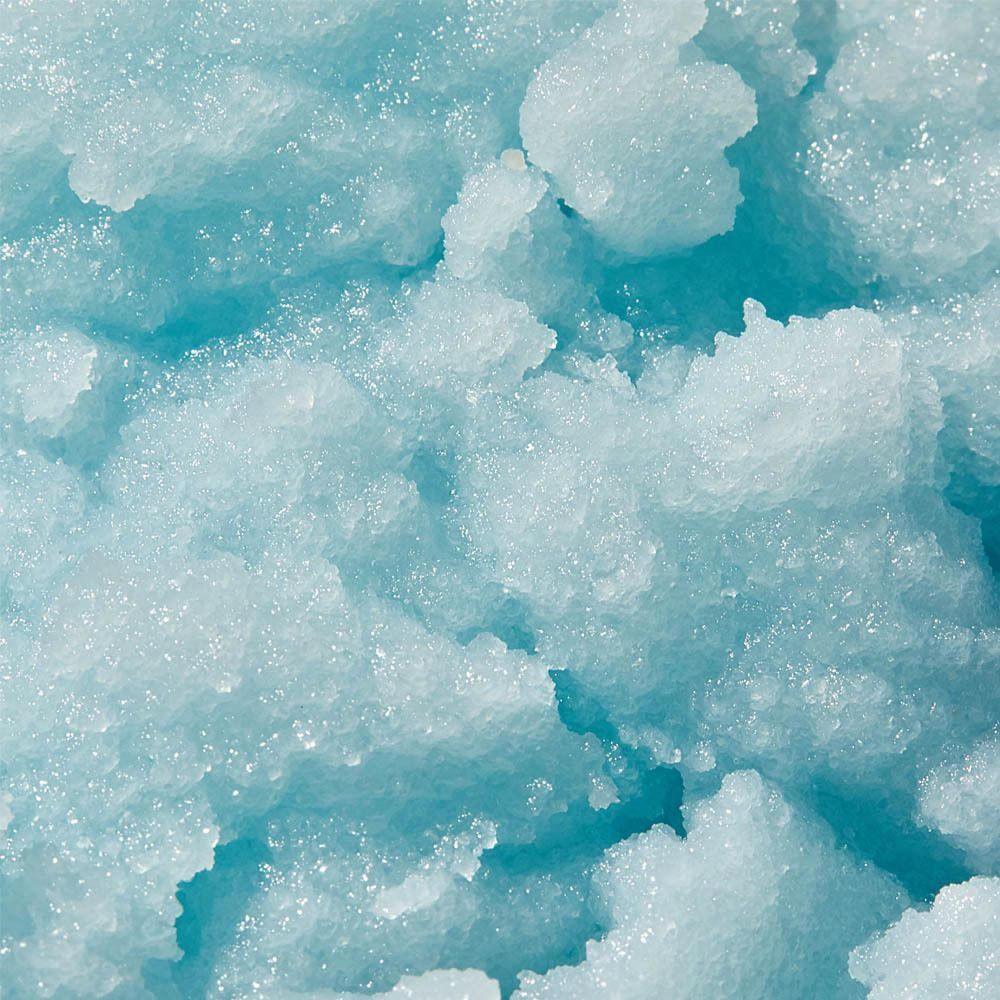 Gros plan sur un gommage bleu. Texture granuleuse.