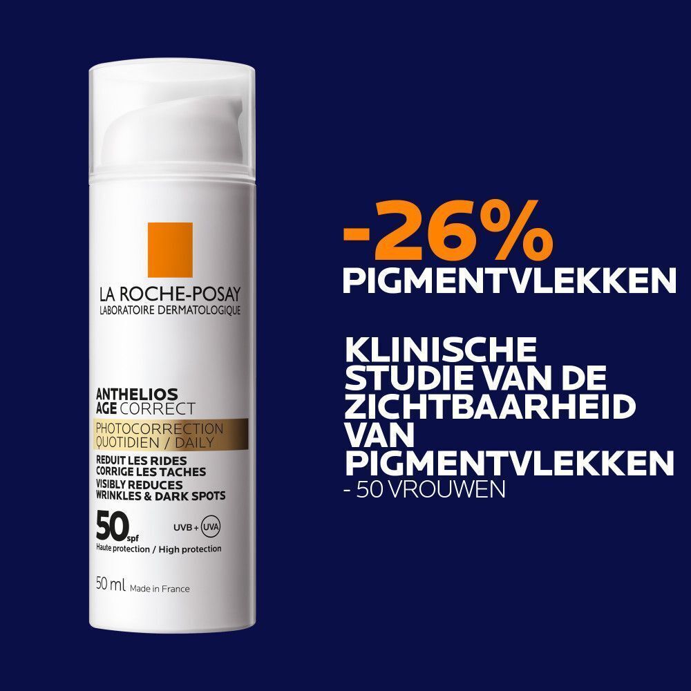 Een hand in handschoen houdt een flacon La Roche-Posay Anthelios Age Correct SPF50 vast.