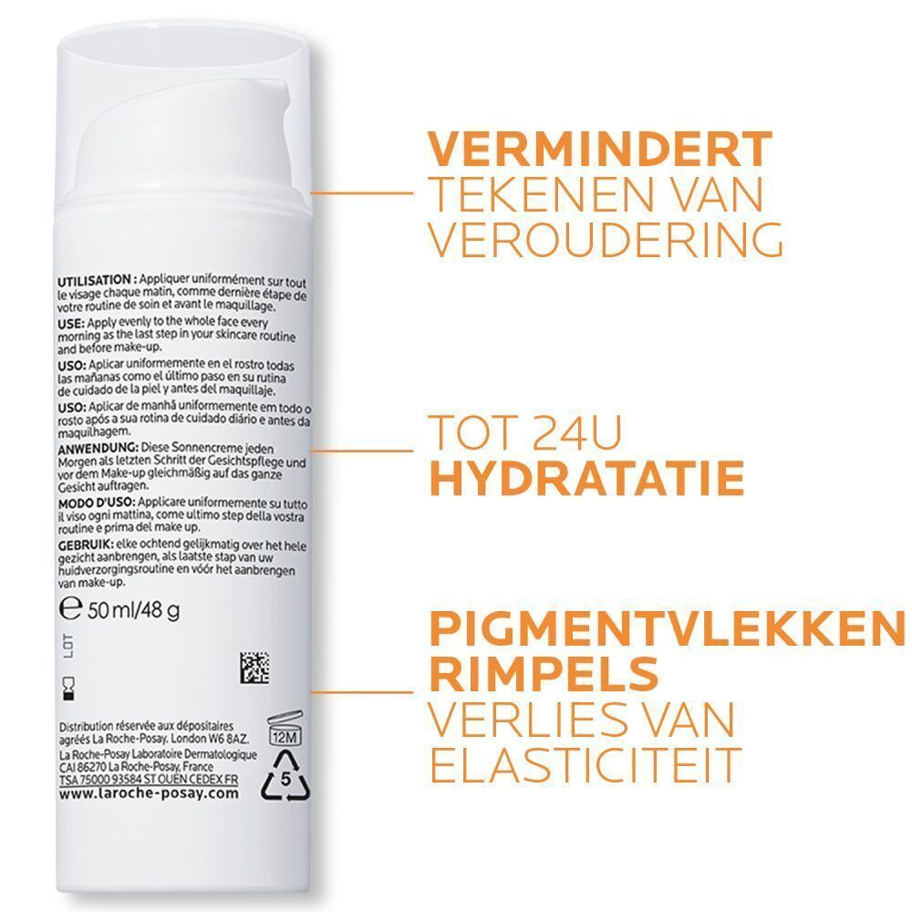 Een hand in handschoen houdt een La Roche-Posay Anthelios Age Correct SPF50 flacon met dermatologen zegel vast.