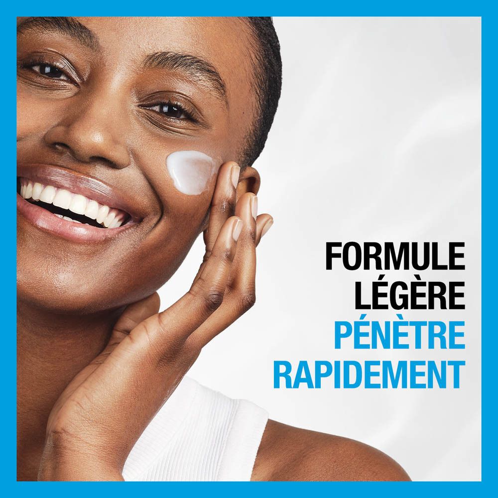 Gros plan d'un visage avec de la crème. Texte : Formule légère pénètre rapidement.