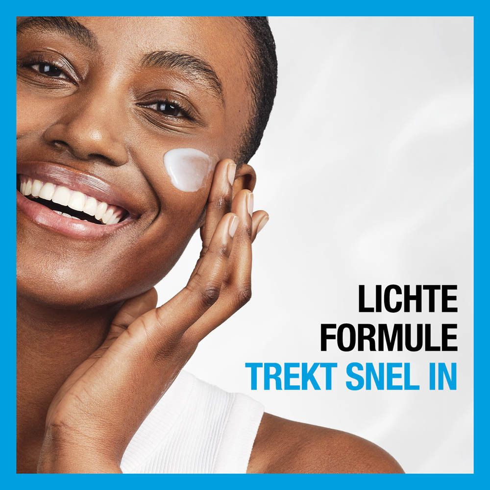 Close-up van een gezicht met crème. Tekst: Lichte formule trekt snel in.