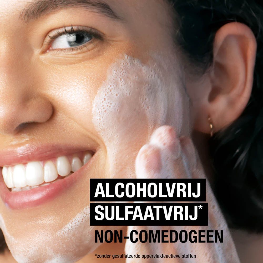 Vrouw wast haar gezicht. Tekst: Alcoholvrij, sulfaatvrij, non-comedogeen.