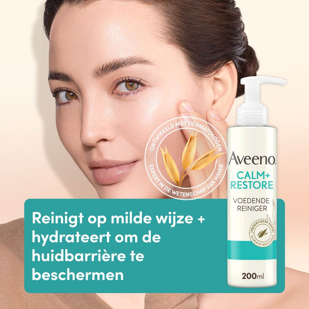 Vrouw raakt haar gezicht aan. Aveeno Calm+Restore reiniger met tekst: Reinigt op milde wijze + hydrateert om de huidbarrière te beschermen.