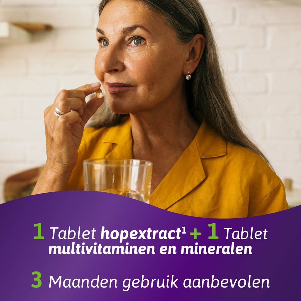 Vrouw neemt tablet. Tekst: 1 Tablet hopextract + 1 Tablet multivitaminen. Paarse achtergrond.