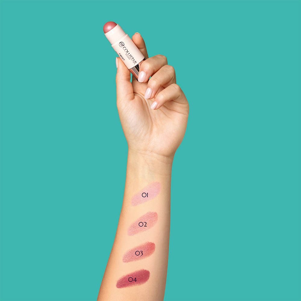 Arm met blush sticks. Collistar Milano, Twist Glowy Blush. Kleurstalen op huid.