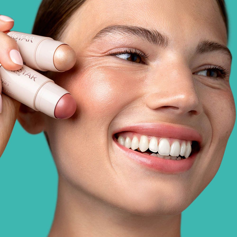 Vrouw met blush stick. Merk Collistar Milano. Blush aangebracht op wangen, natuurlijke uitstraling.