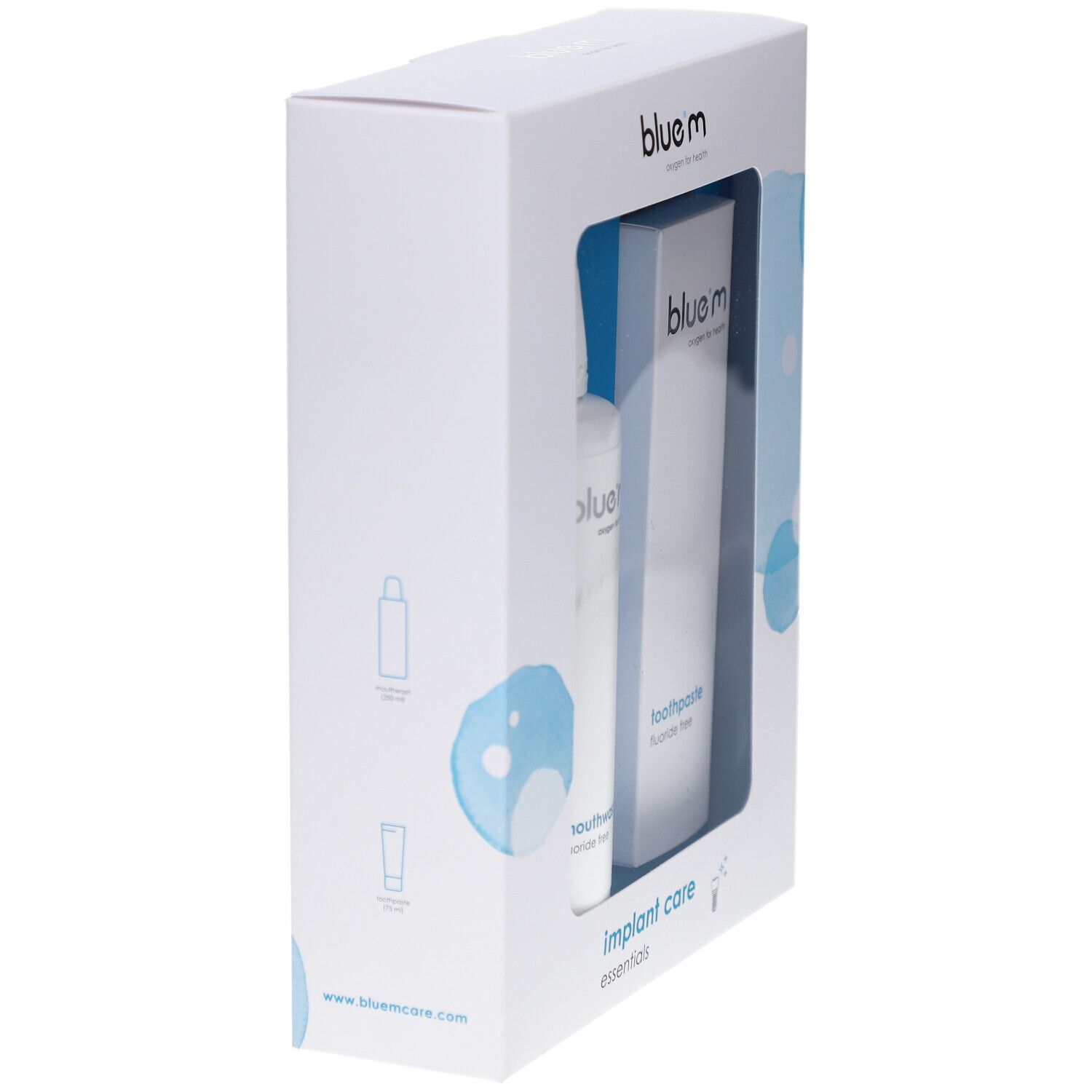 Boîte blanche avec bain de bouche et dentifrice blue®m. Fenêtre. Vue latérale. Inscription: implant care essentials.
