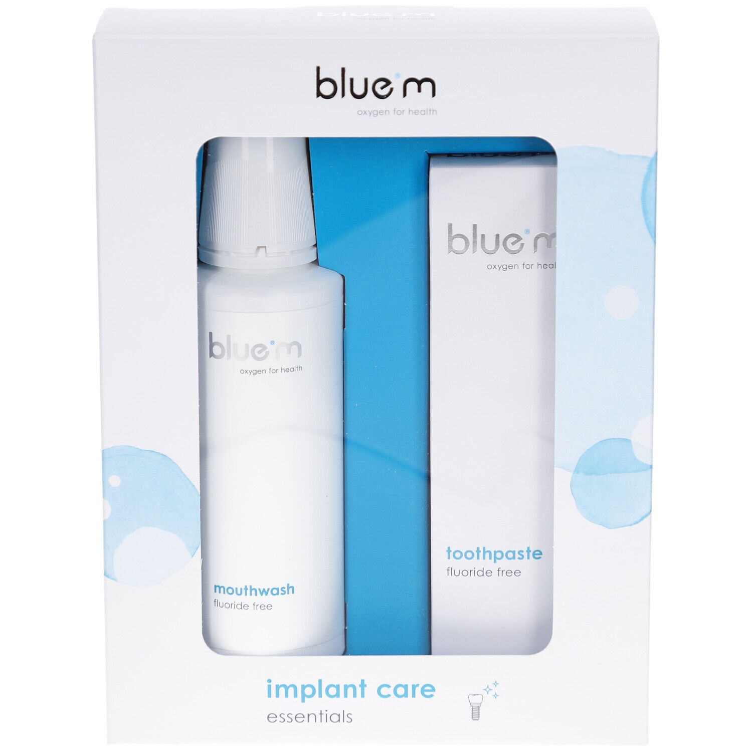 Boîte blanche avec bain de bouche et dentifrice blue®m. Fenêtre. Inscription: implant care essentials.