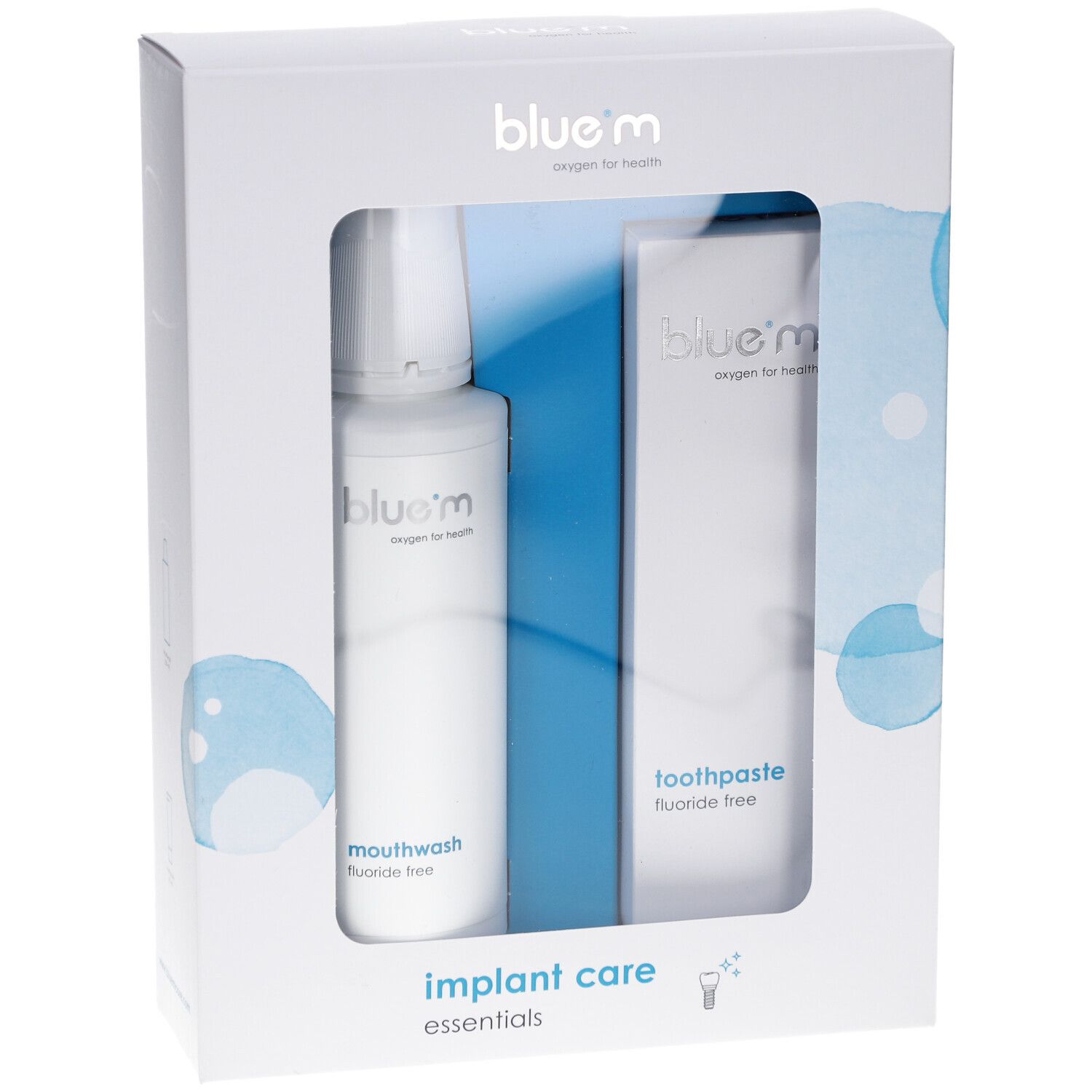 Boîte blanche avec bain de bouche et dentifrice blue®m. Fenêtre. Inscription: implant care essentials.