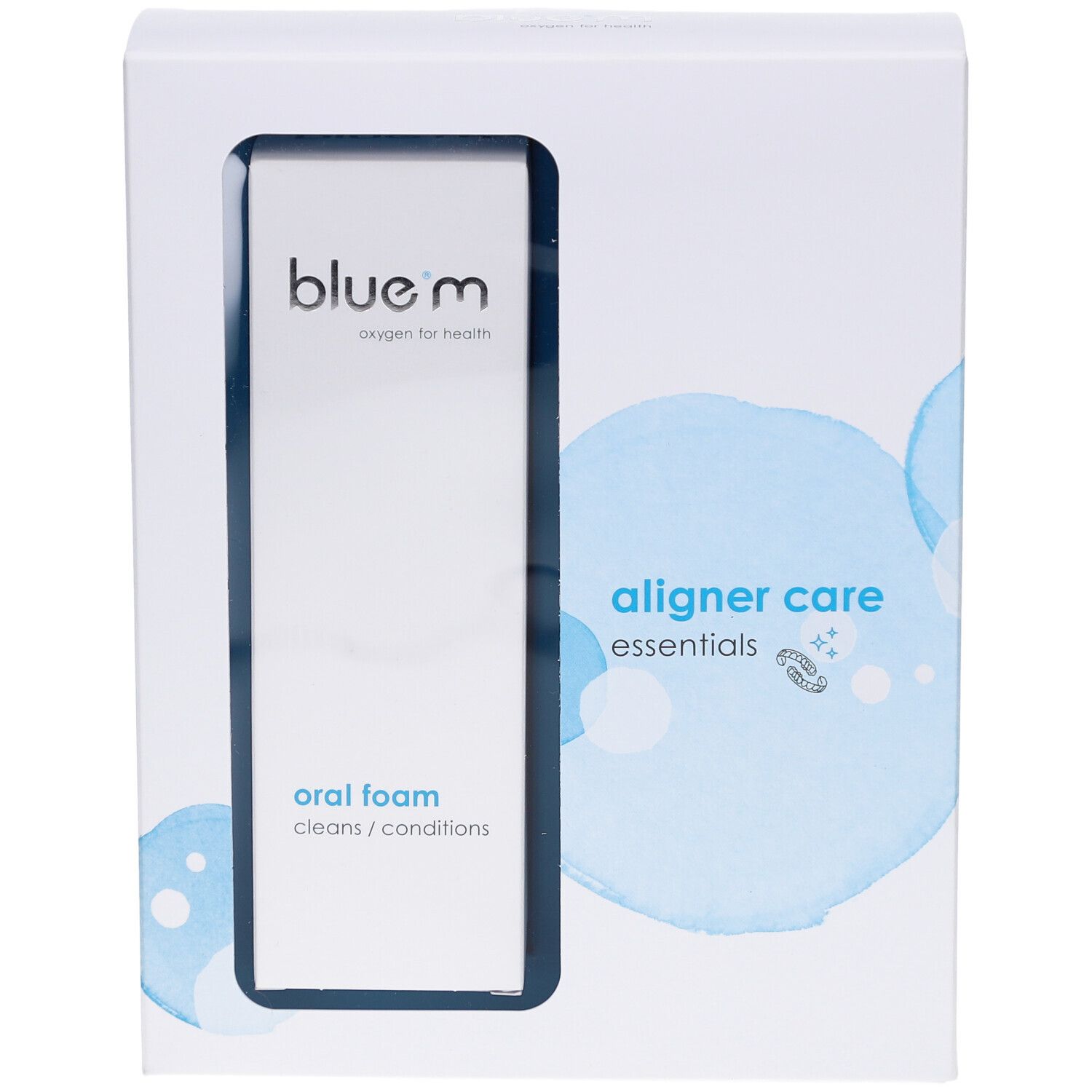 Boîte blanche avec fenêtre produit. Visible : blue®m oral foam, texte 'aligner care essentials'. Illustrations bleues à l'aquarelle.
