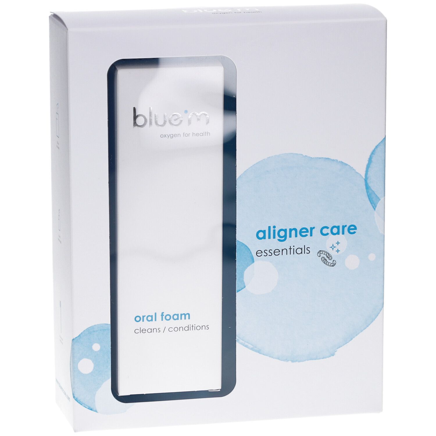 Boîte blanche avec fenêtre produit. Visible : blue®m oral foam, texte 'aligner care essentials'. Illustrations bleues à l'aquarelle.