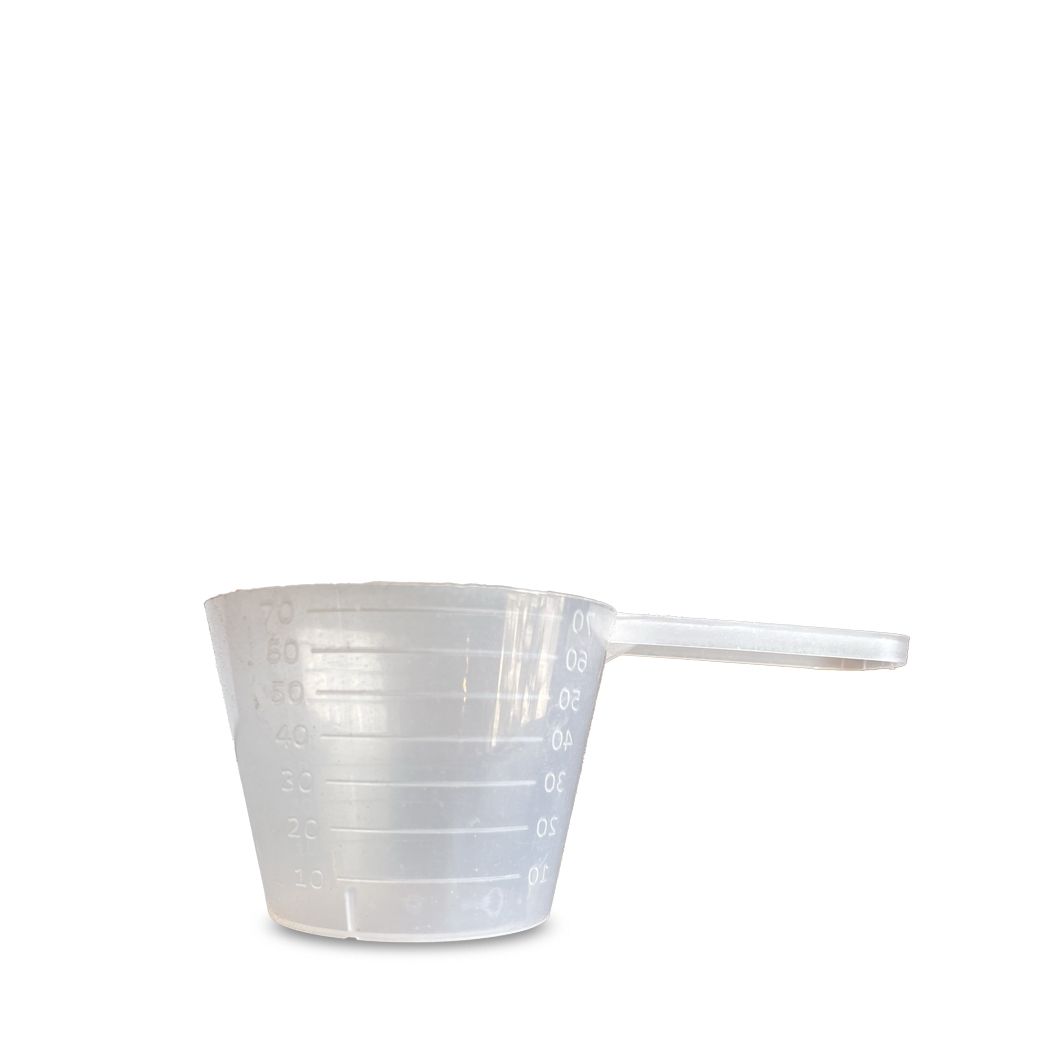 Transparante maatbeker met handvat en ml-schaal. Close-up.
