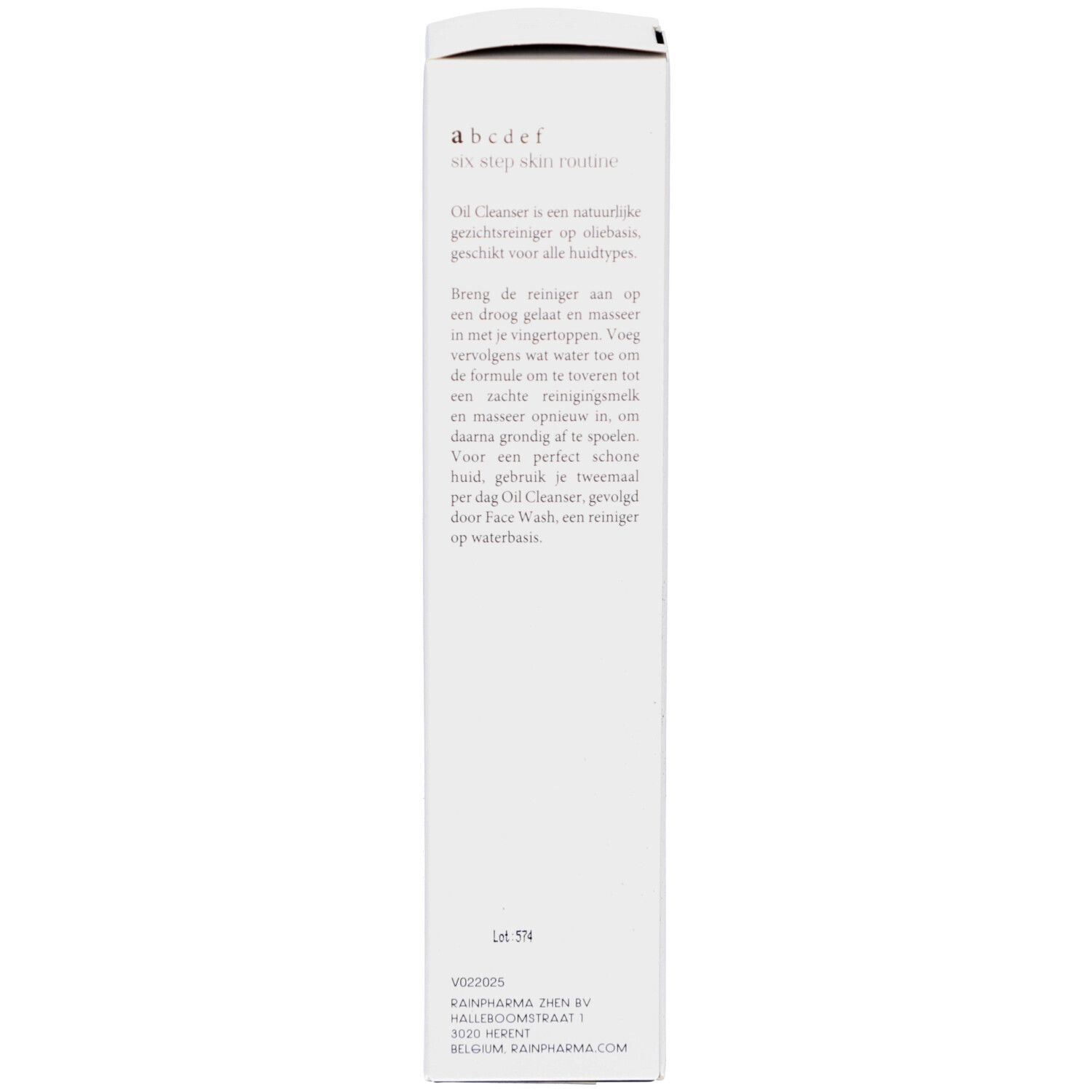 Zijaanzicht van de doos. Tekst in het Nederlands. Productnaam: Oil Cleanser. Gebruiksaanwijzing.