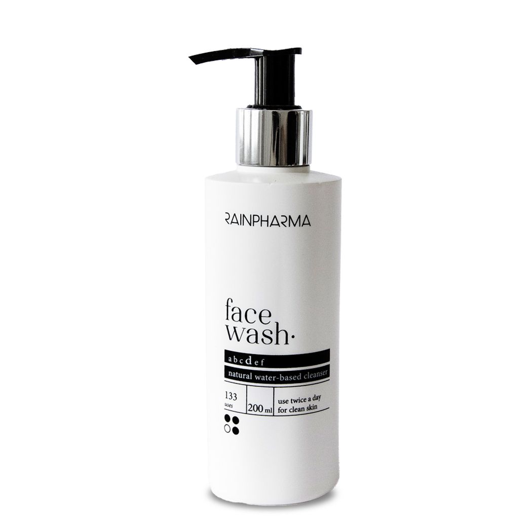 Witte fles met zwarte pomp. Opschrift: Rainpharma, face wash, abcdef, 200 ml.