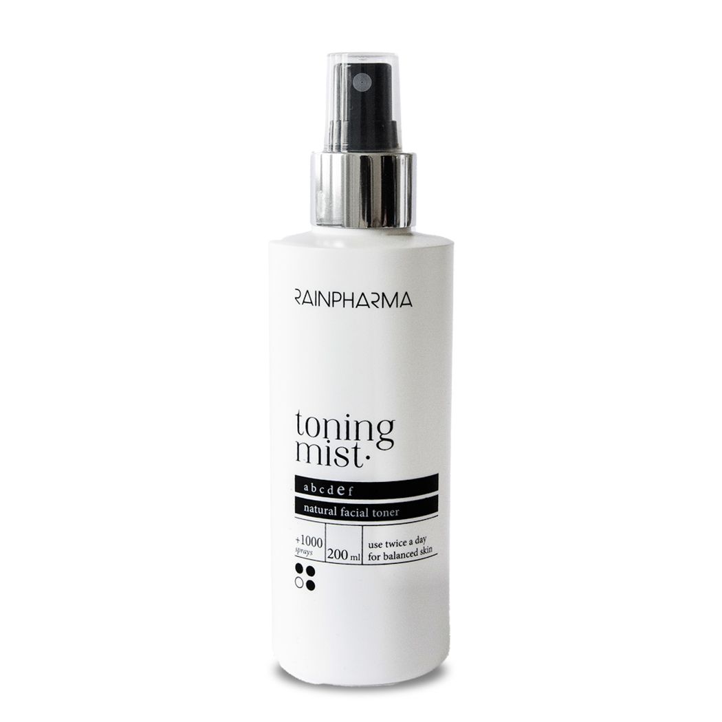Witte fles met verstuiver. Opschrift: Rainpharma, Toning Mist, natural facial toner. Zwart etiket met tekst.