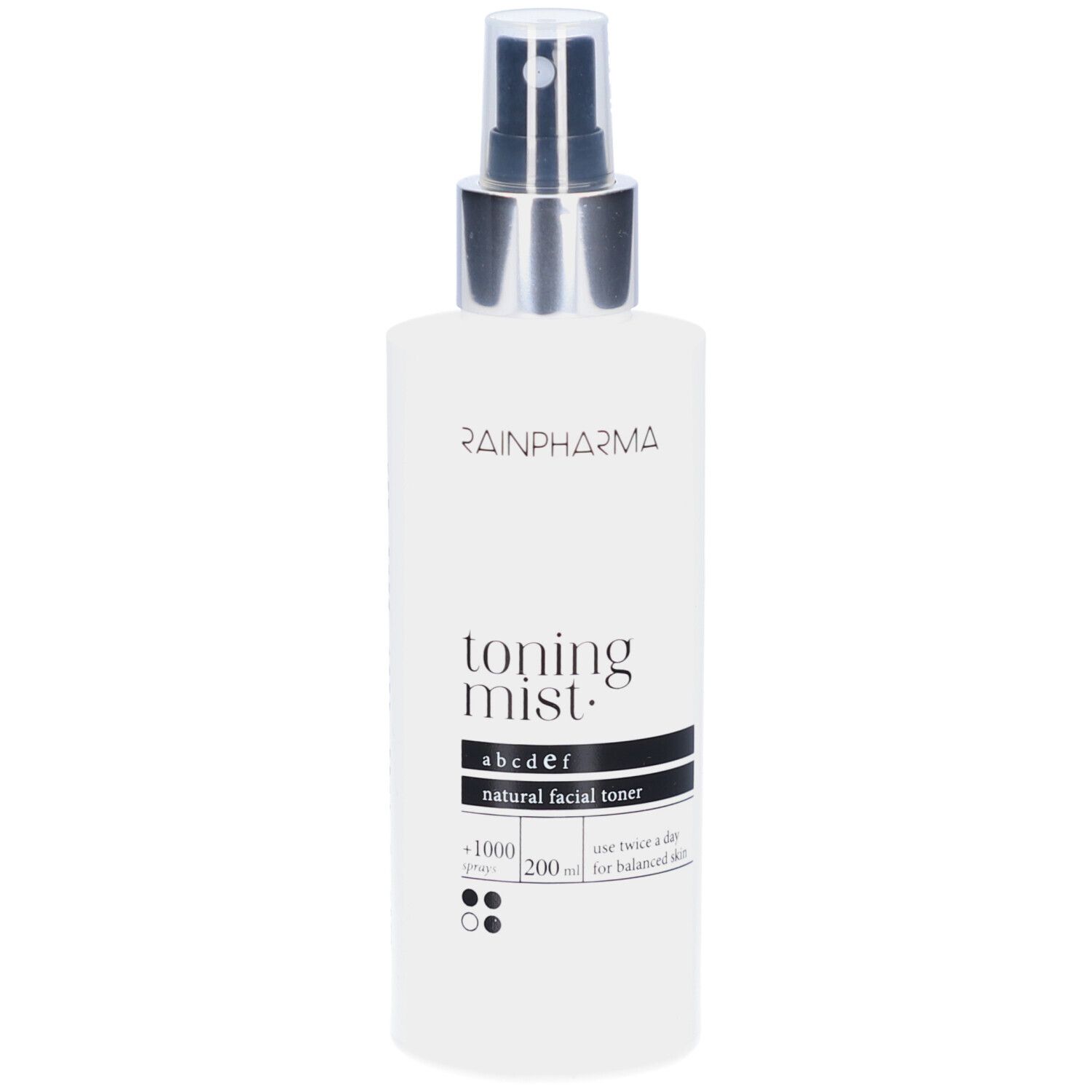 Witte fles met verstuiver. Opschrift: Rainpharma, Toning Mist, natural facial toner. Zwart etiket met tekst.
