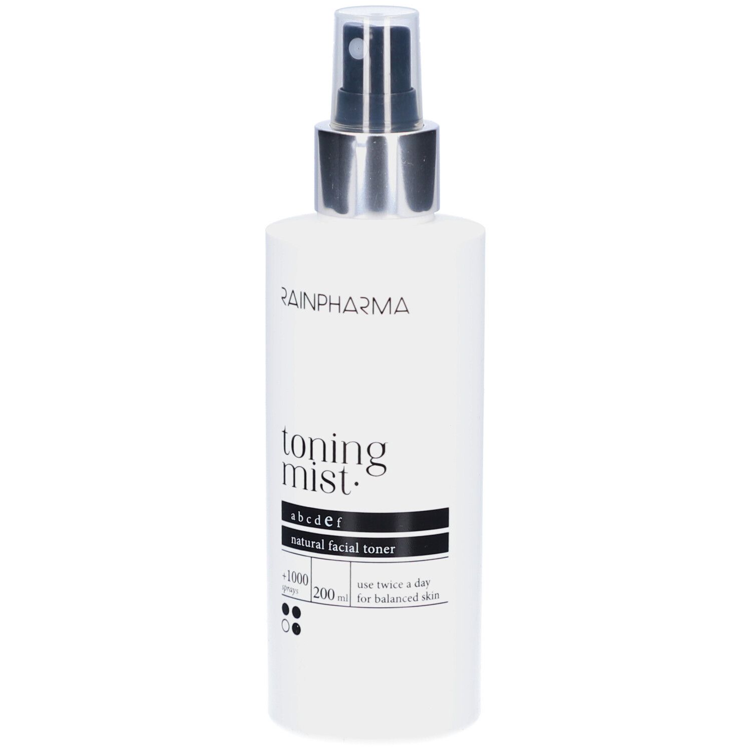Witte fles met verstuiver. Opschrift: Rainpharma, Toning Mist, natural facial toner. Zwart etiket met tekst.