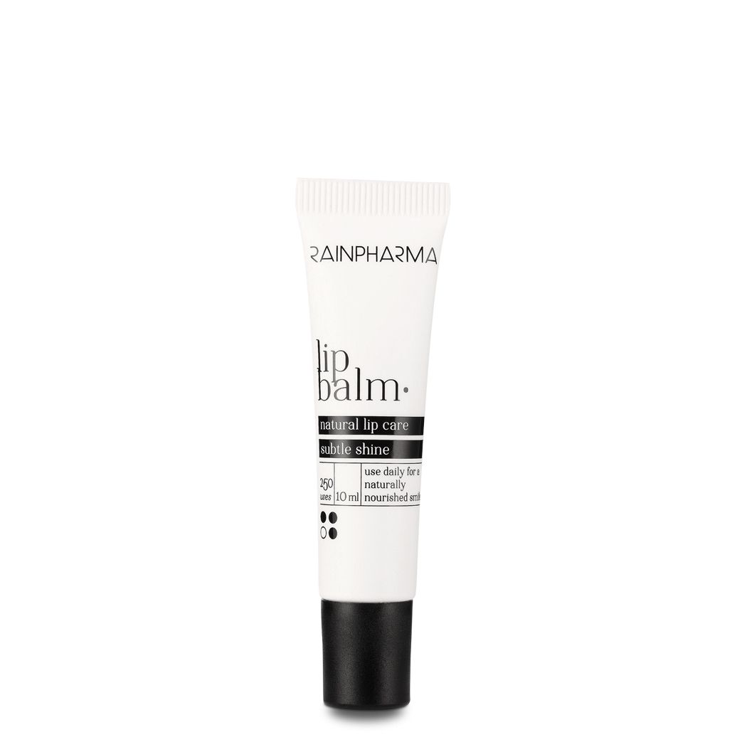 Tube de baume à lèvres Rainpharma. Blanc, bouchon noir. Texte: Lip balm, natural lip care, subtle shine. 10 ml.