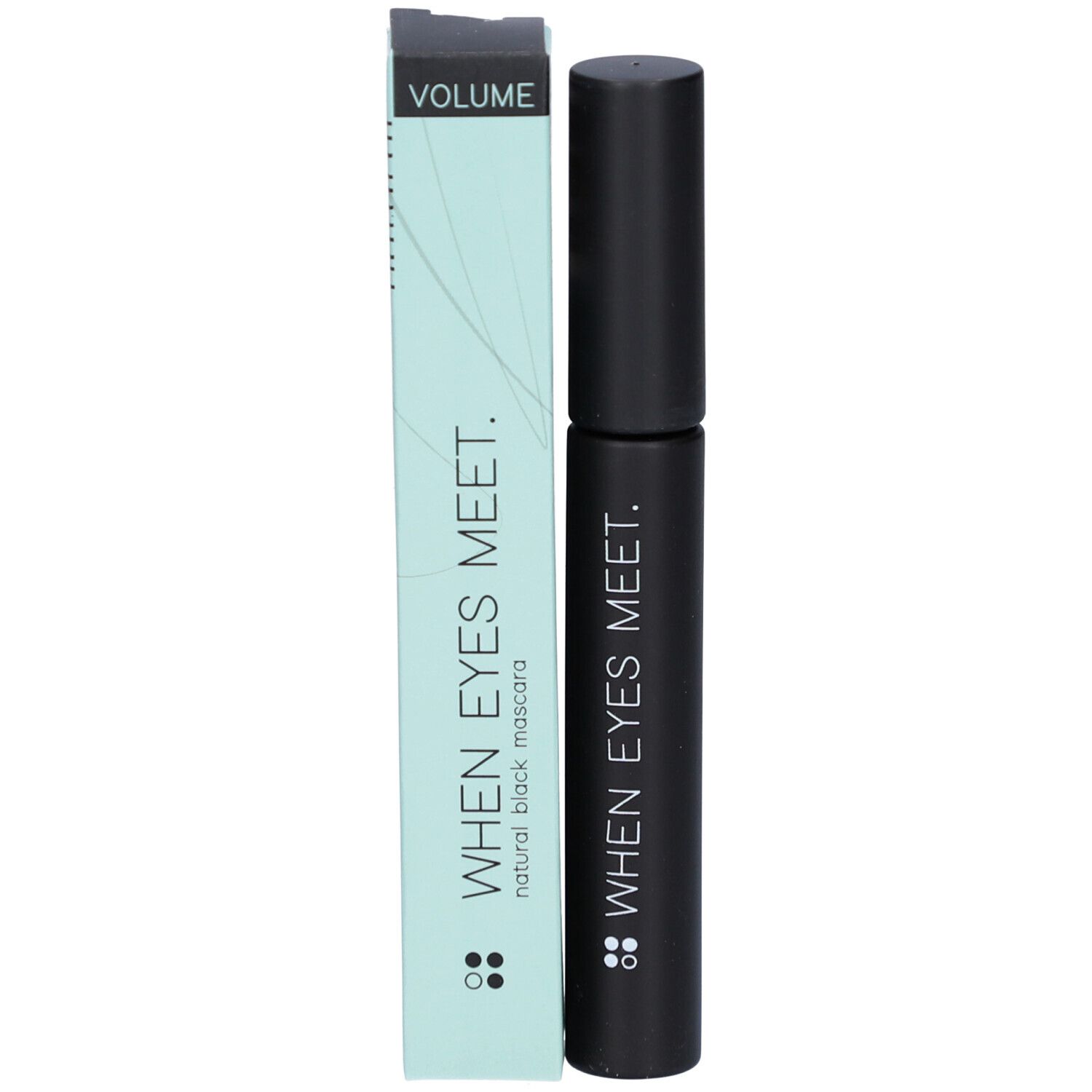 Zwarte mascaraborstel en lichtgroene verpakking. Op de verpakking staat "WHEN EYES MEET. natural black mascara".