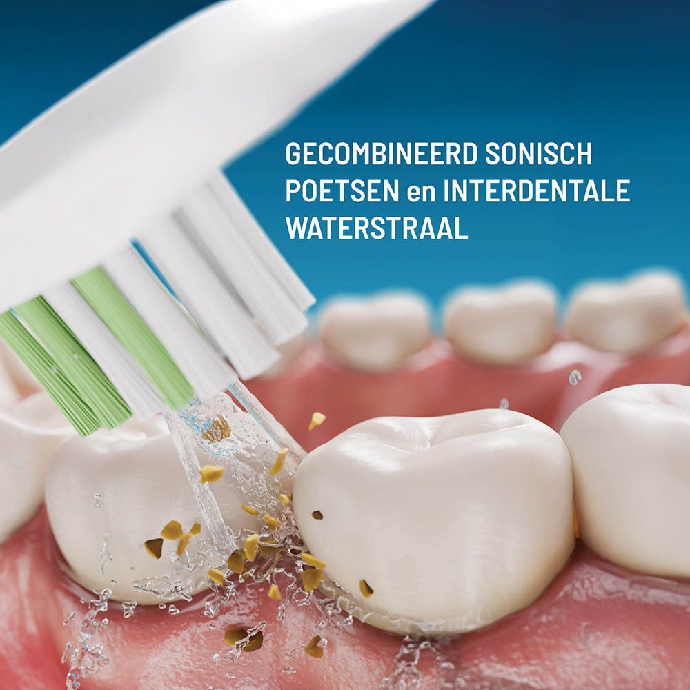 Close-up: tanden worden gereinigd met de Haepi-Julia tandenborstel. Waterstraal en borstelkop.