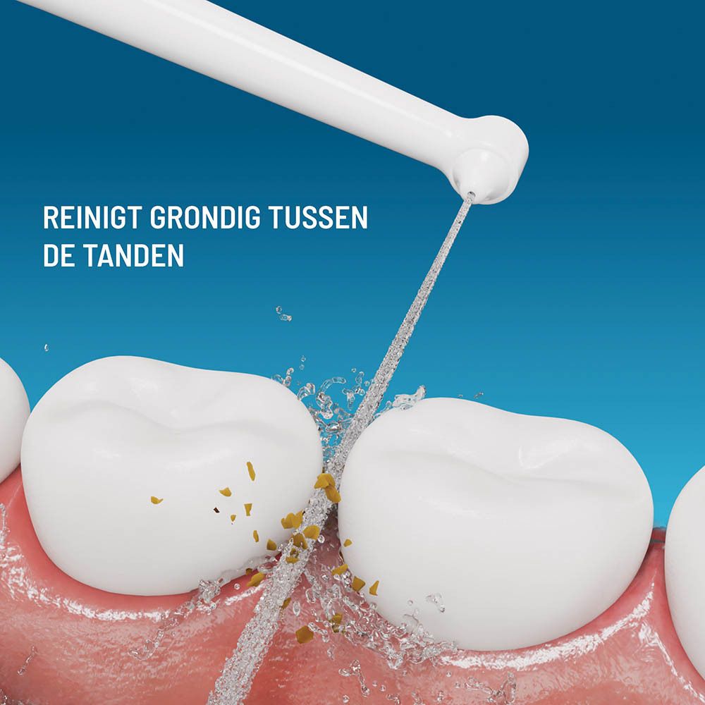 Close-up: tanden worden gereinigd met de Haepi-Julia tandenborstel. Waterstraal reinigt tussen de tanden.