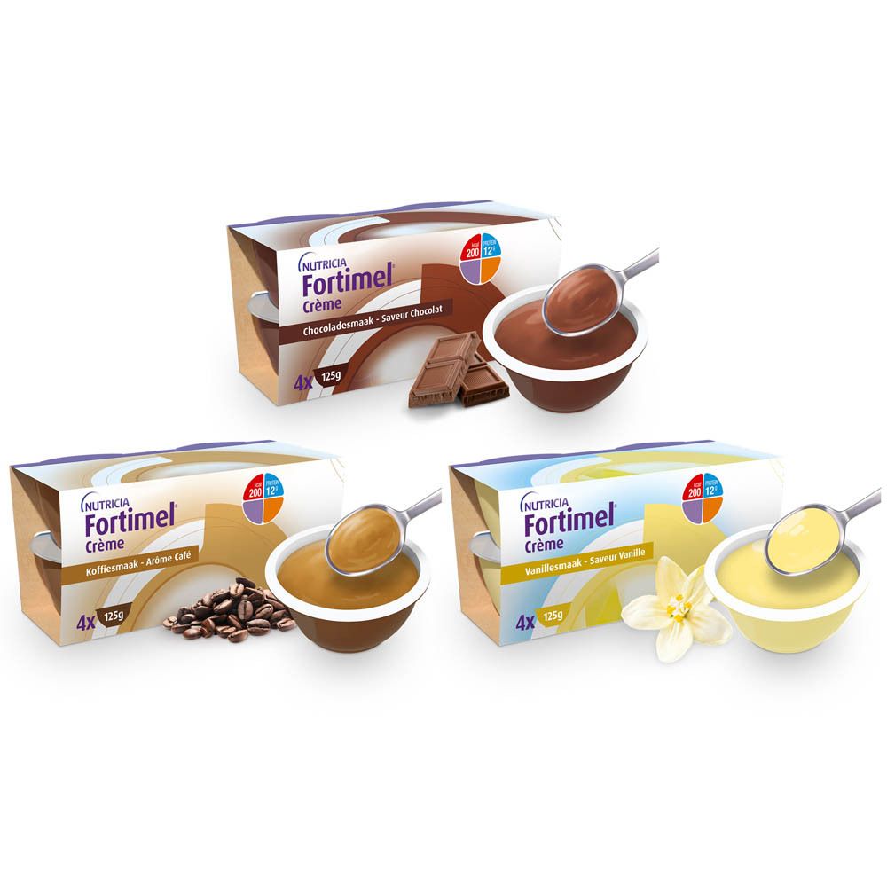 Drie verpakkingen Fortimel Crème in verschillende smaken. Elke verpakking bevat 4 bekers. Lepels in de bekers.