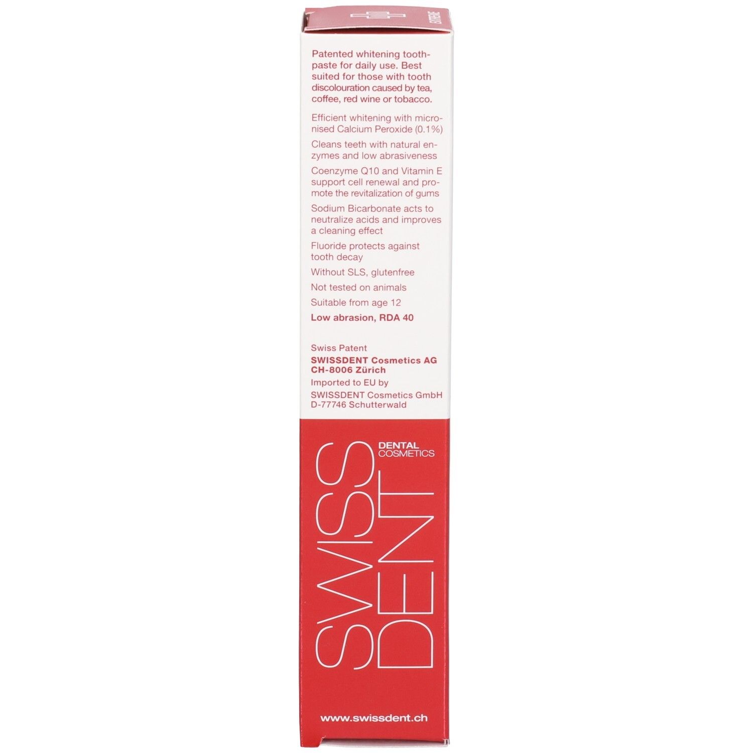 Doos, wit en rood. Tekst: Patented whitening toothpaste. Geschikt vanaf 12 jaar. Zonder SLS, glutenvrij. www.swissdent.ch.