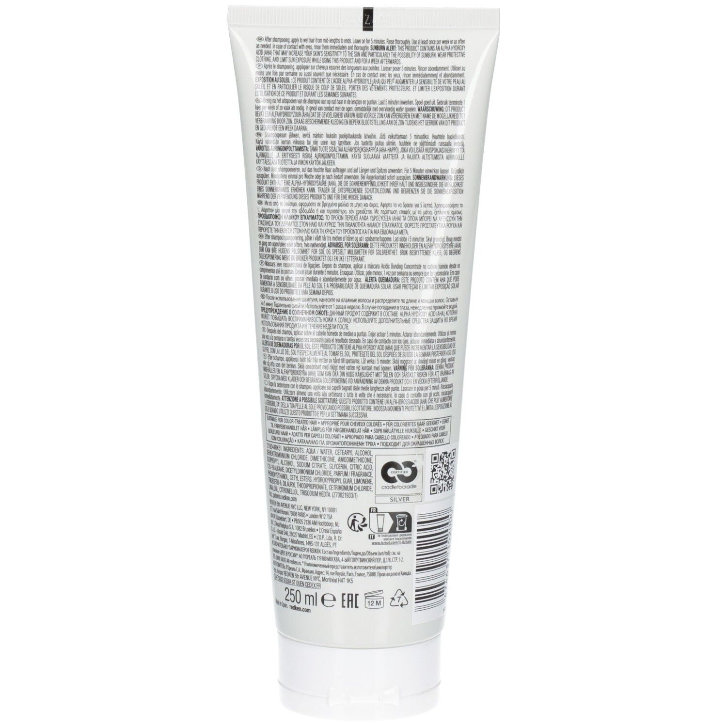 Achterkant van een witte tube. Tekst in meerdere talen. Bevat informatie over het product en de fabrikant. Met recyclingsymbolen.