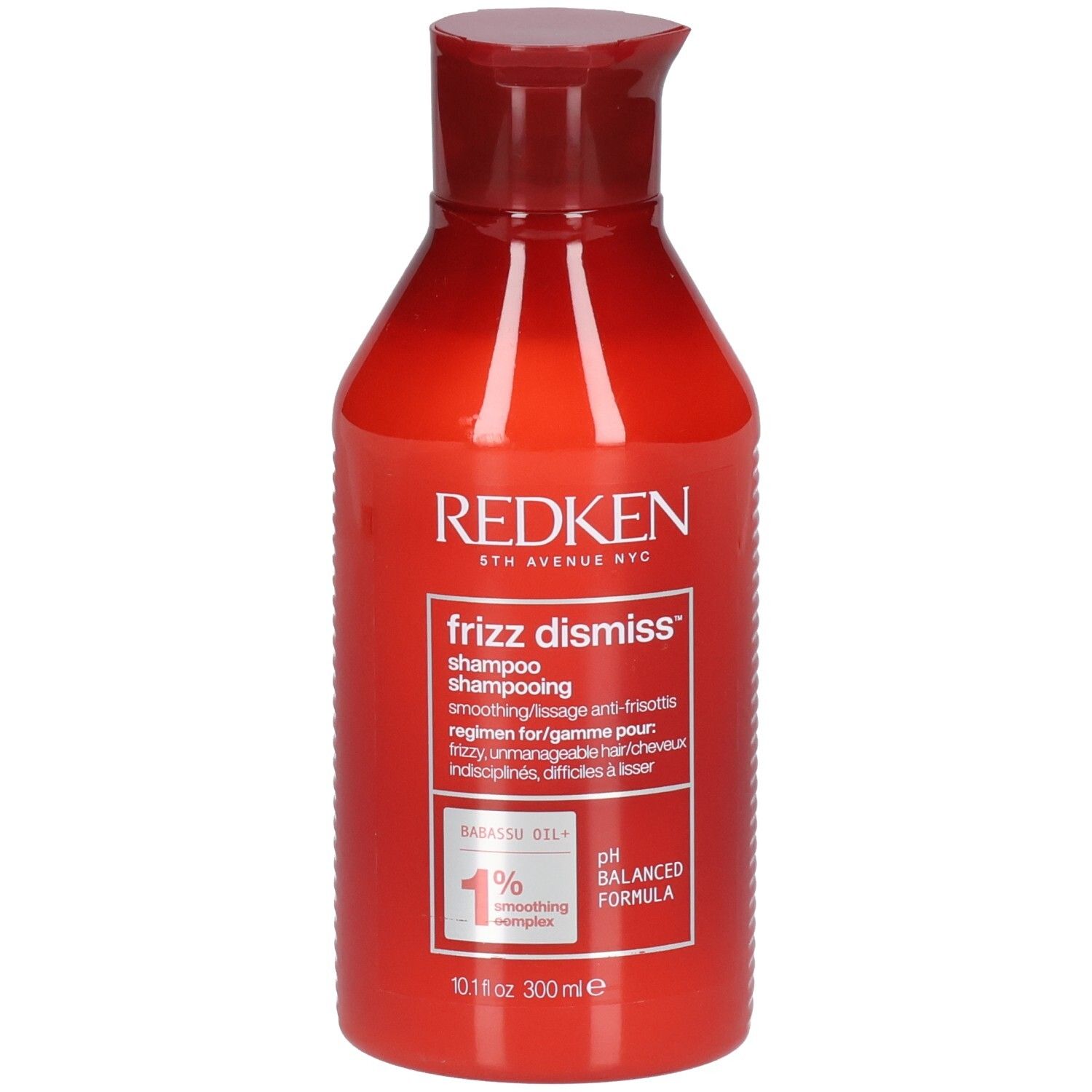 Rode shampoo fles met rode dop. Opschrift: Redken Frizz Dismiss Shampoo. Bevat 1% Smoothing Complex. pH-gebalanceerde formule.