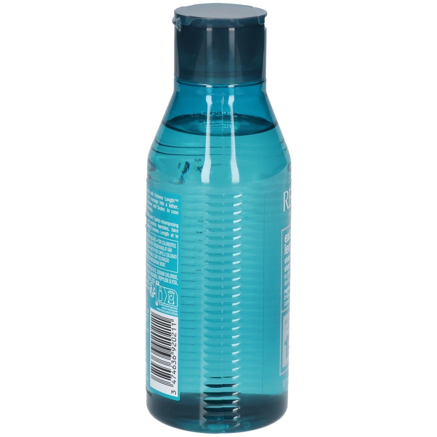 Achterkant van een blauwe, transparante shampoo fles. Barcode en tekst. Bevat ingrediënten en instructies.