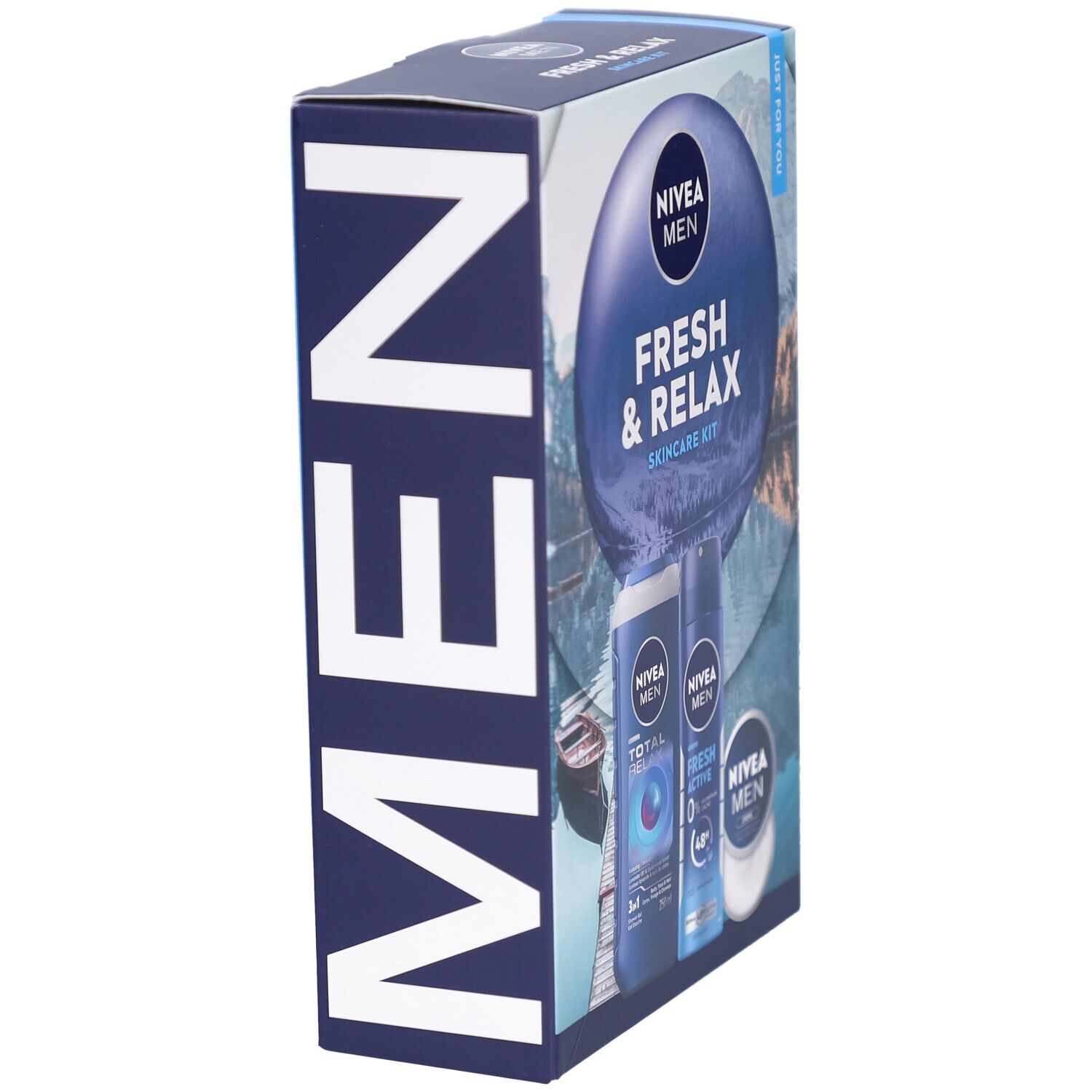 NIVEA MEN Fresh & Relax Skincare Kit. Zijaanzicht van de doos. Grote 'MEN' in witte letters op blauwe achtergrond.