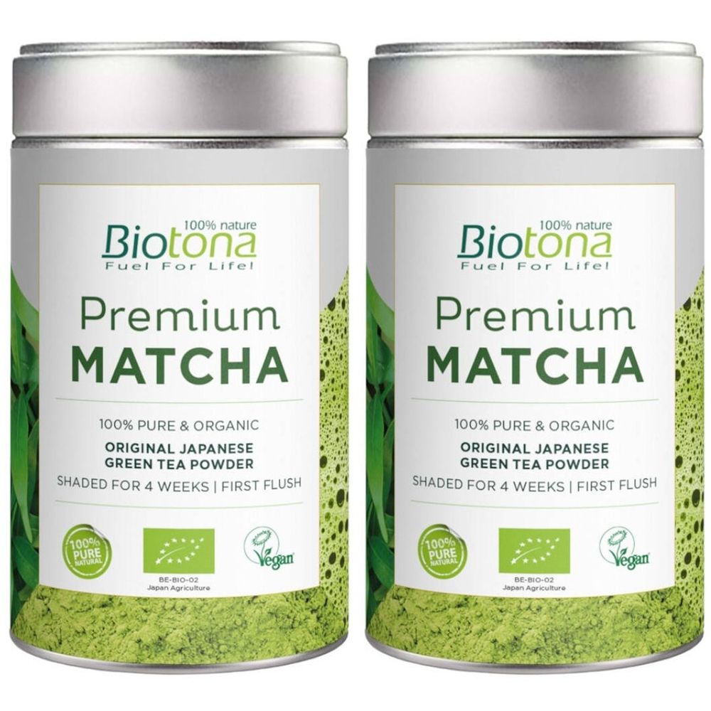 Deux boîtes de poudre verte. Inscription : Biotona Premium Matcha. 100% Pure & Organic. Original Japanese Green Tea Powder. Vegan.