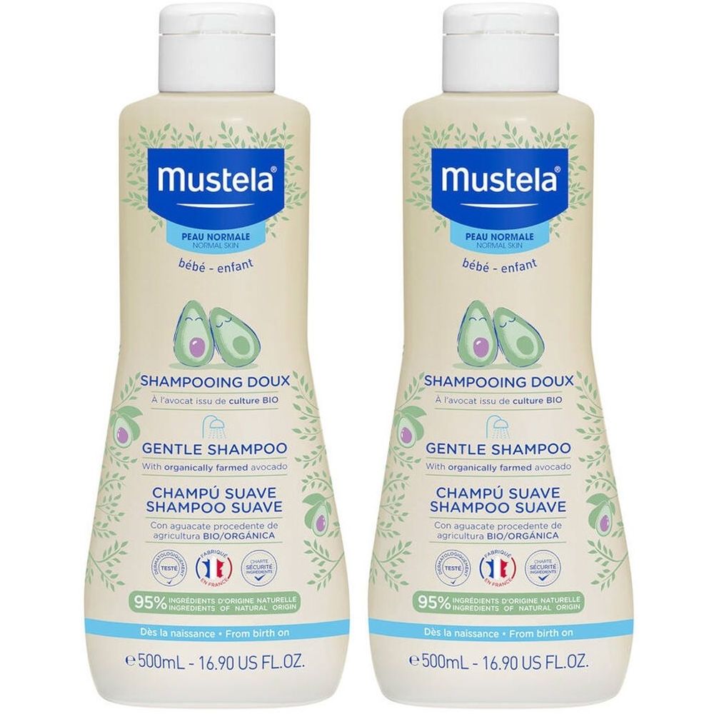 Twee flessen Mustela Shampooing Doux. Opschrift: Peau Normale, bébé-enfant. Met avocado-illustraties en 95% natuurlijke ingrediënten.
