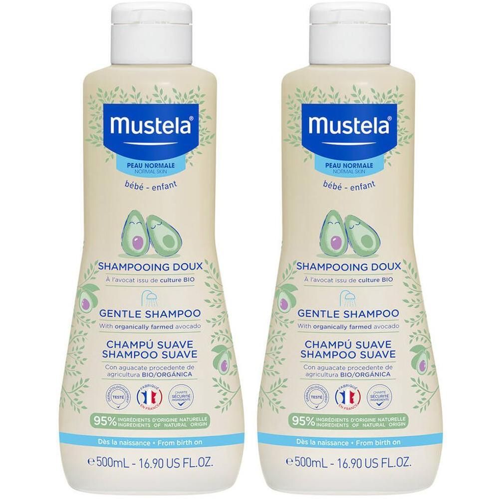 Twee flessen Mustela shampoo. Beige flessen met witte doppen. Blauwe etiketten met tekst en avocado-illustraties.