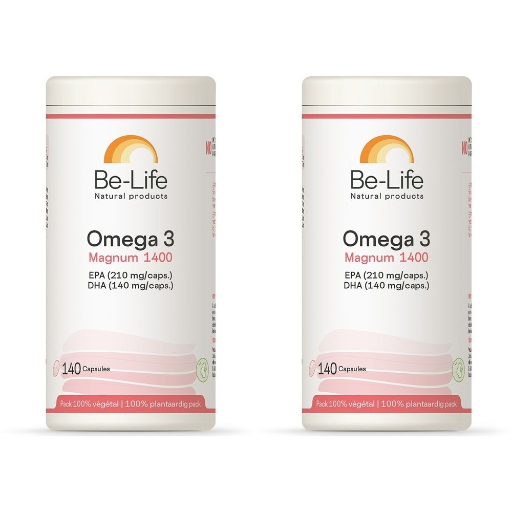 Twee witte potten Be-Life Omega 3 Magnum 1400. Opschrift: Omega 3, Magnum 1400, EPA, DHA. 140 capsules. Opschrift: 100% plantaardig.