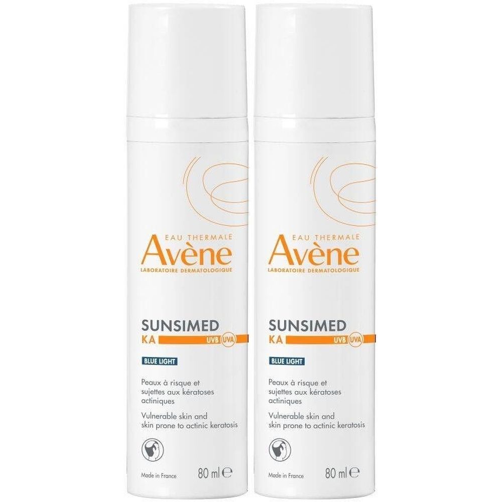 Deux flacons blancs Avène SUNSIMED. Texte: Peaux à risque et sujettes aux kératoses actiniques. Protection solaire pour peaux à risque.