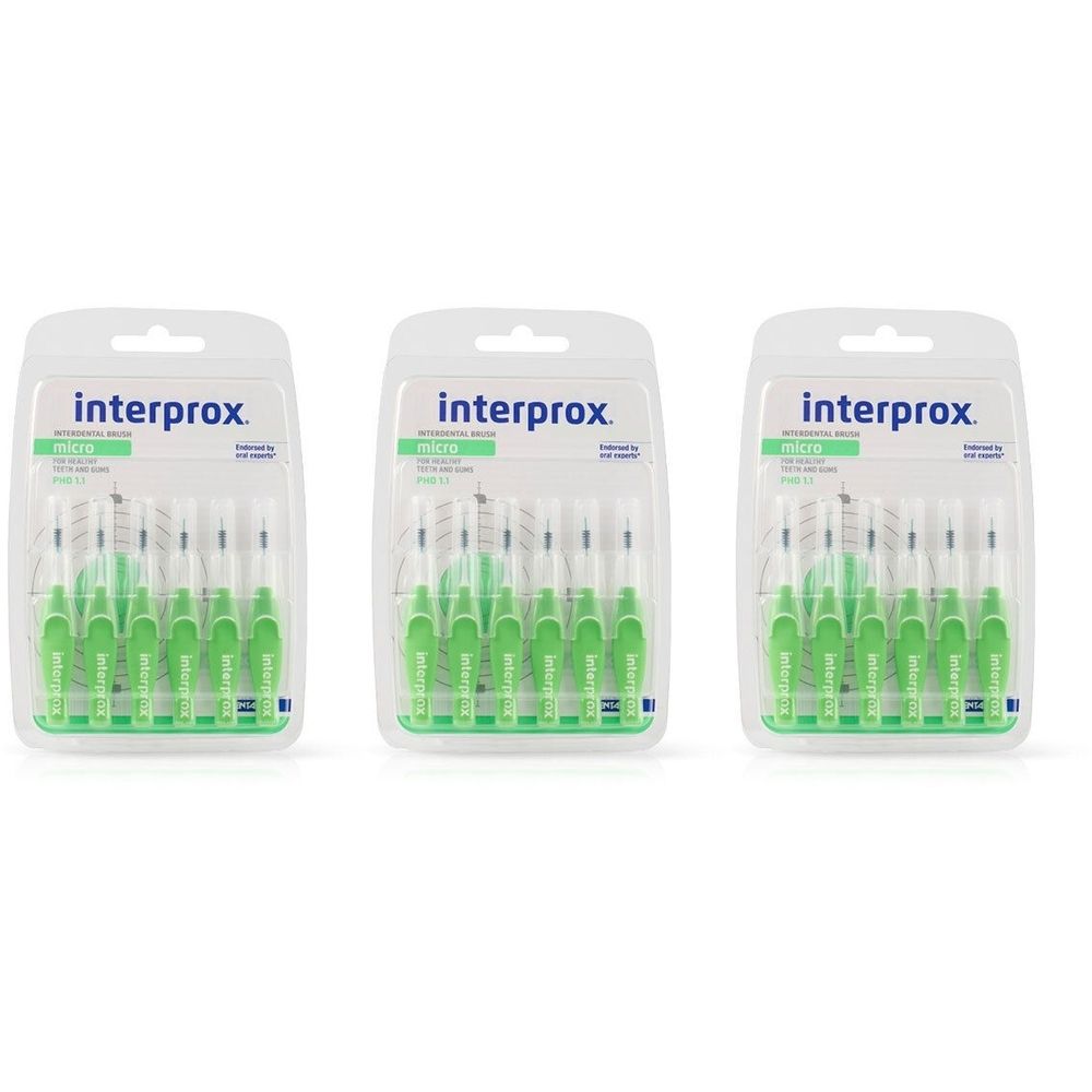 Trois blisters de Brossettes Micro Vert Interprox®. Chaque emballage contient plusieurs brosses vertes avec des manches blancs.