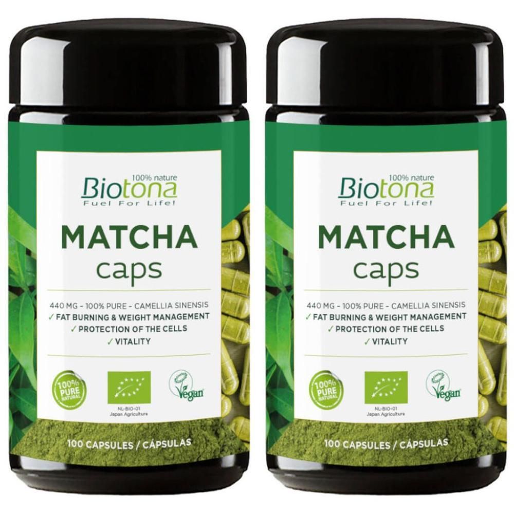 Twee potten Biotona Matcha Caps. Zwarte deksels, groene etiketten met tekst en logo. 100 capsules.