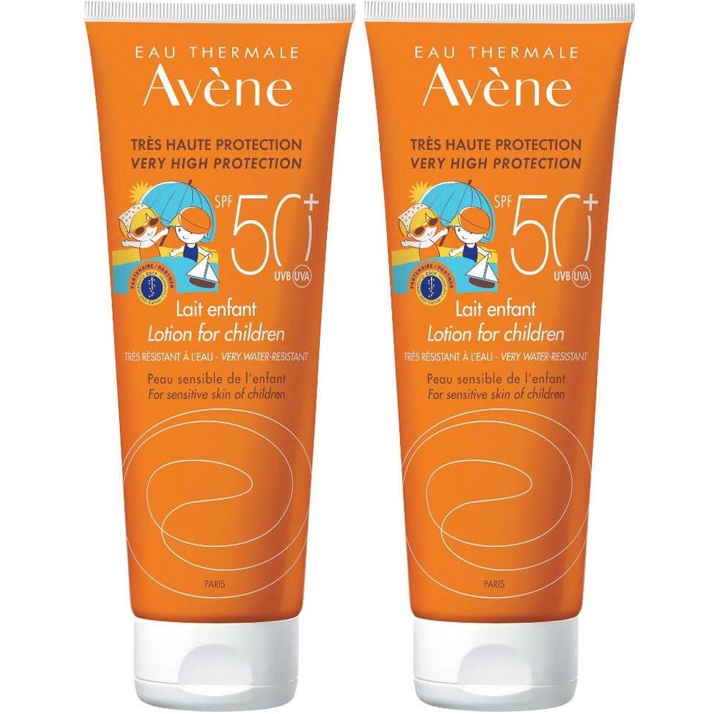 Twee tubes Avène Solaire SPF 50+ Lait enfant. Oranje tubes met witte dop. Opschrift: Très haute protection, Lait enfant.