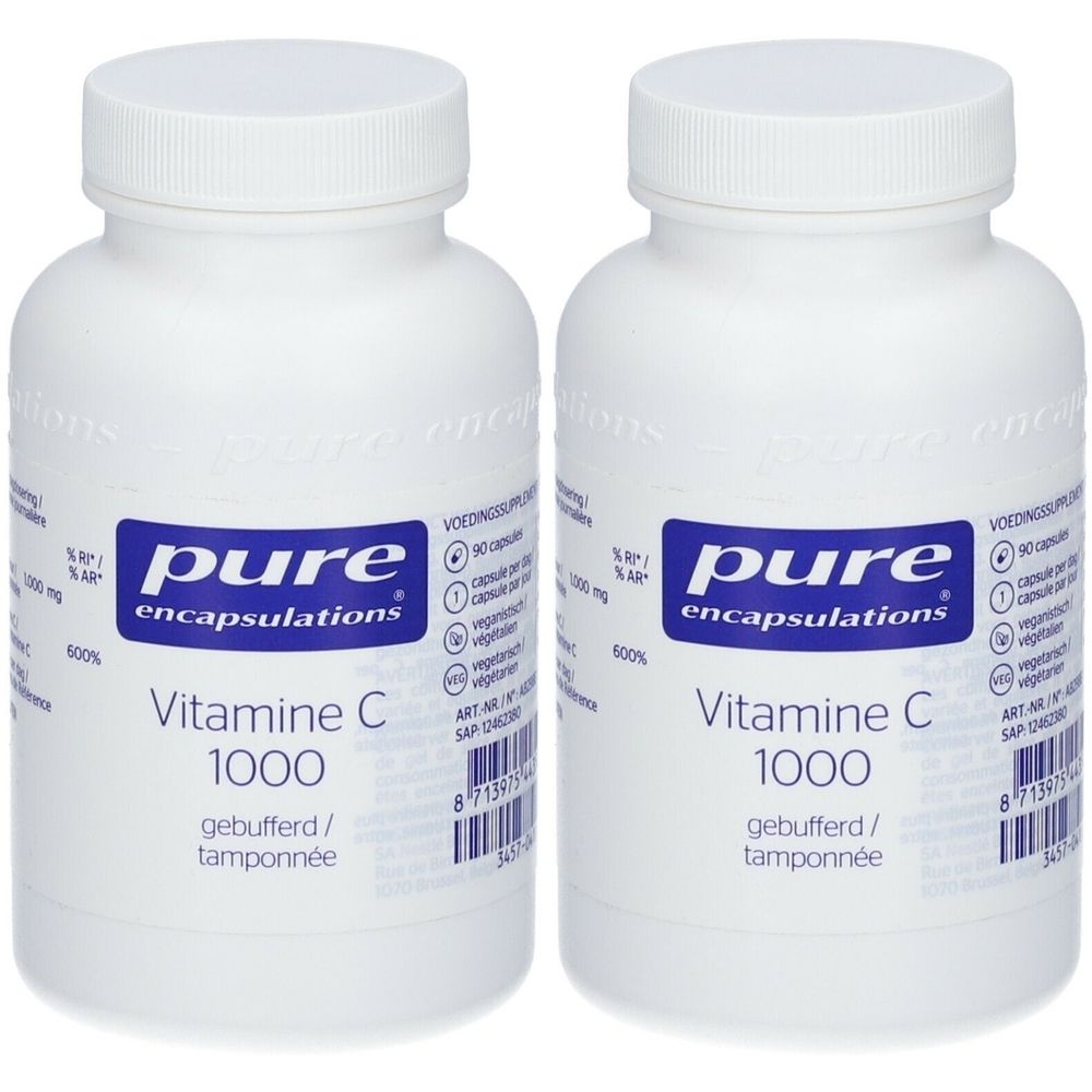 Twee witte flessen met blauwe etiketten. De etiketten tonen "pure encapsulations" en "Vitamine C 1000". 