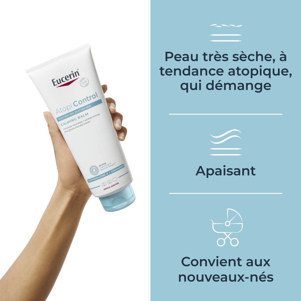 Main tenant un tube de baume Eucerin AtopiControl. Pour peau très sèche, atopique, qui démange. Apaisant. Convient aux nouveau-nés.