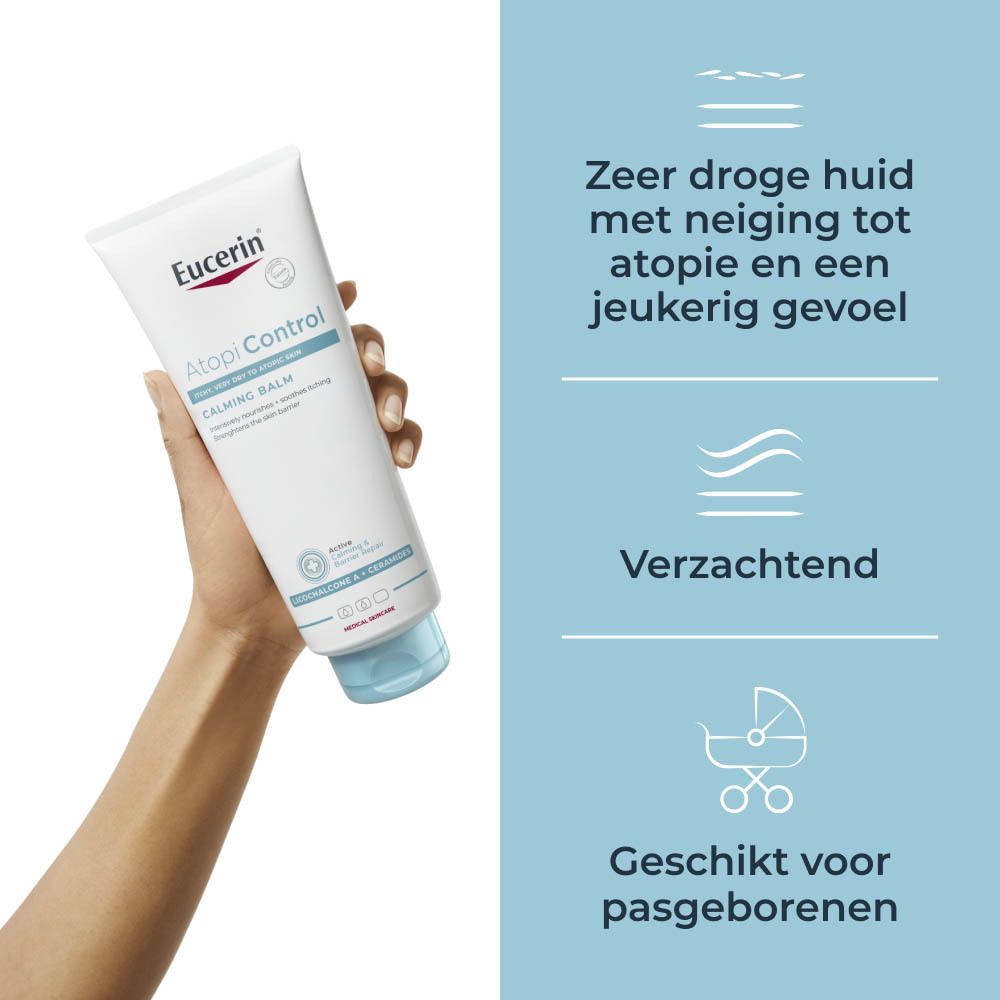 Hand houdt Eucerin AtopiControl balsem tube vast. Voor zeer droge, atopische, jeukende huid. Verzachtend. Geschikt voor pasgeborenen.
