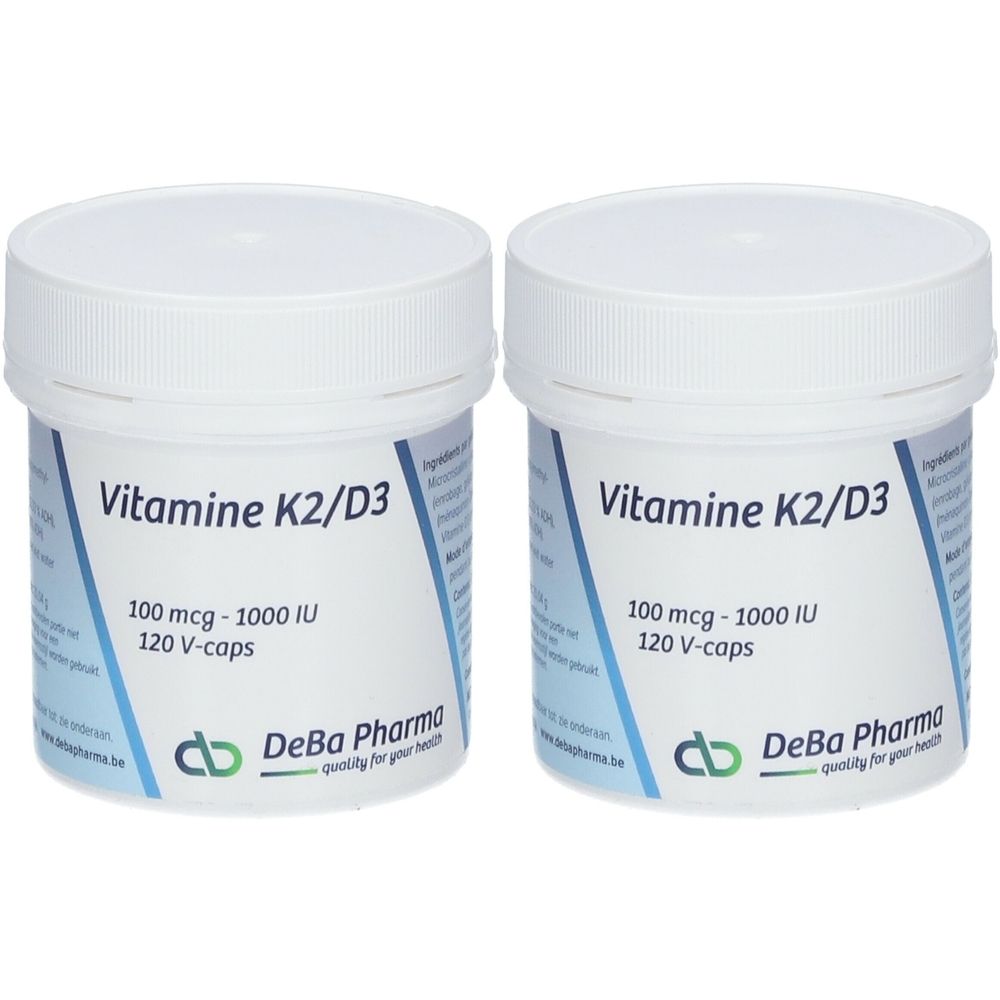 Twee witte potten met deksels. Opschrift: Vitamine K2/D3, 100 mcg - 1000 IE, 120 V-caps. Merk: DeBa Pharma.