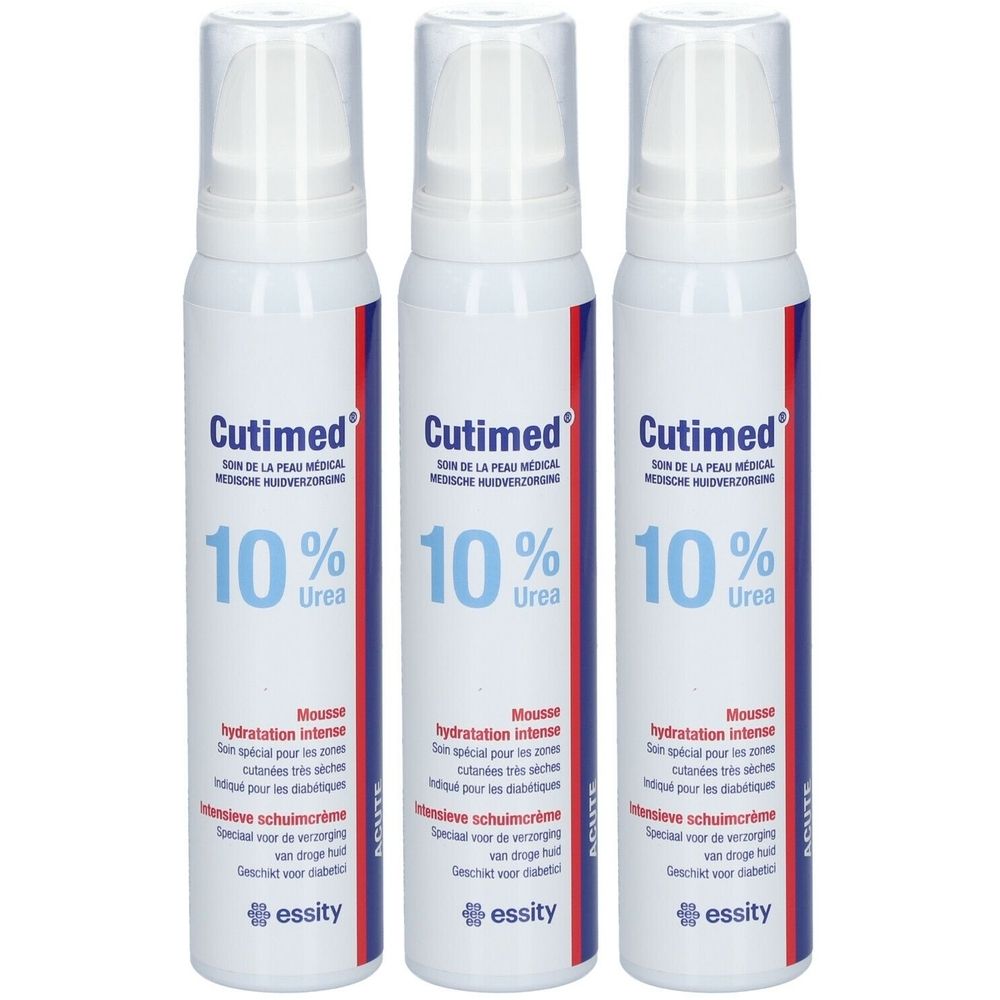 Drie witte spuitflessen met blauwe en rode belettering. Opschrift: Cutimed, 10% Urea, Mousse hydratation intense. Merk: essity.