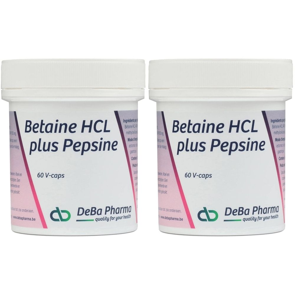 Twee witte potten met deksels. Opschrift: Betaine HCL plus Pepsine, 60 V-caps. Merk: DeBa Pharma.