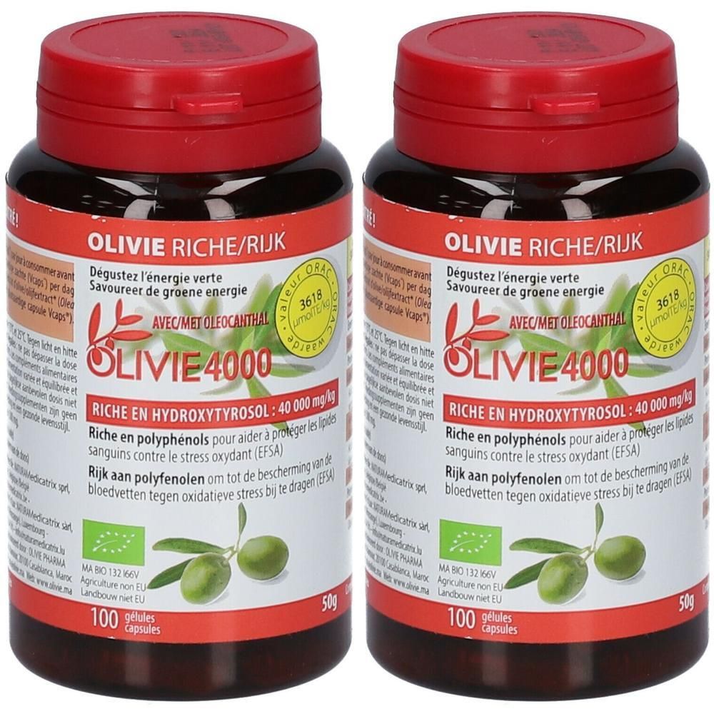 Twee flessen Olivie Riche 4000. Rode doppen, groene etiketten met tekst. Bevat olijf-afbeelding en certificeringen.