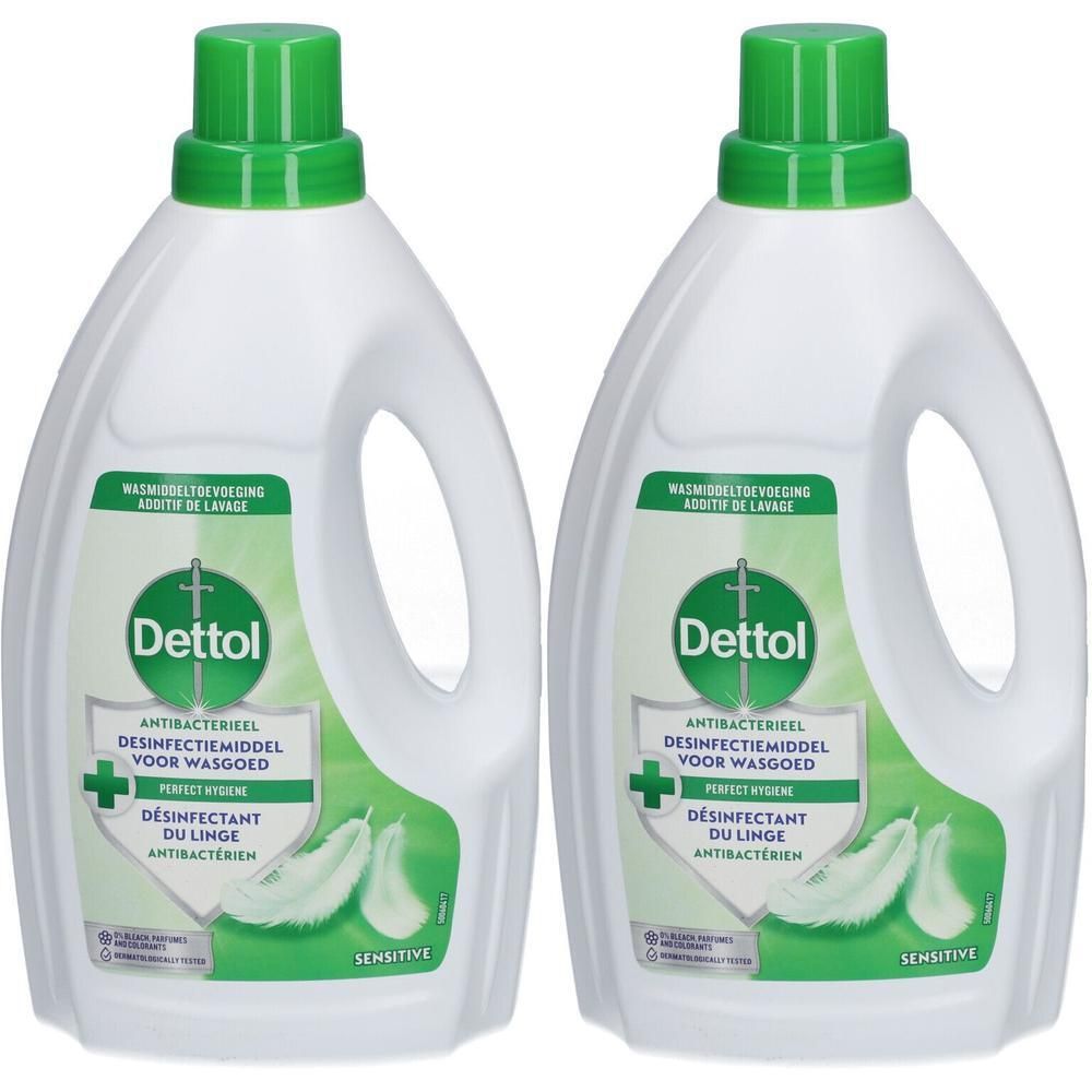 Twee witte plastic flessen met groene dop, Dettol antibacterieel desinfectiemiddel voor wasgoed.