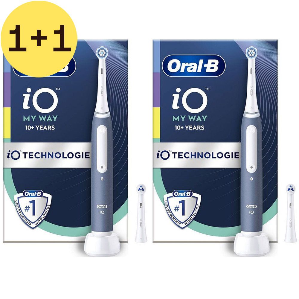 Twee blauwe Oral-B iO My Way elektrische tandenborstels, met twee opzetborstels en verpakking. 1+1 gratis actie.